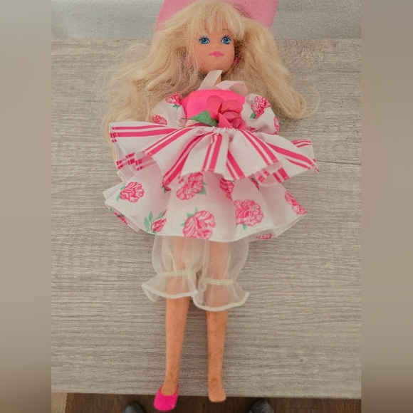 Vintage 1992 MATTEL PEPPERMINT ROSE DOLL Hat Blonde Pink Dress one shoe - Picture 3 of 5